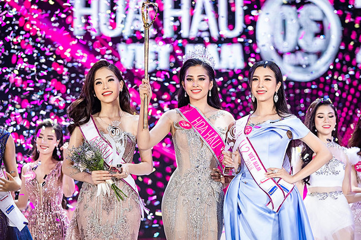 Trong khoảnh khắc đăng quang, Hoa hậu Trần Tiểu Vy xúc động nghẹn ngào.
