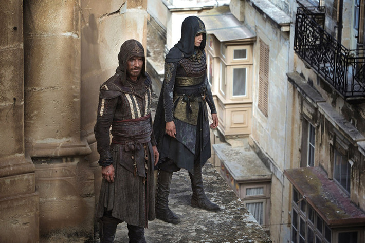 “Sát thủ bóng đêm” quy tụ dàn diễn viên đình đám gồm: Michael Fassbender - người từng đóng Magneto trẻ tuổi của vũ trụ điện ảnh X-Men, nữ diễn viên đa tài Marion Cotillard và "Alfred" Jeremy Irons. Tại Việt Nam, phim khởi chiếu từ ngày 29/12. (Ảnh: ĐPCC)