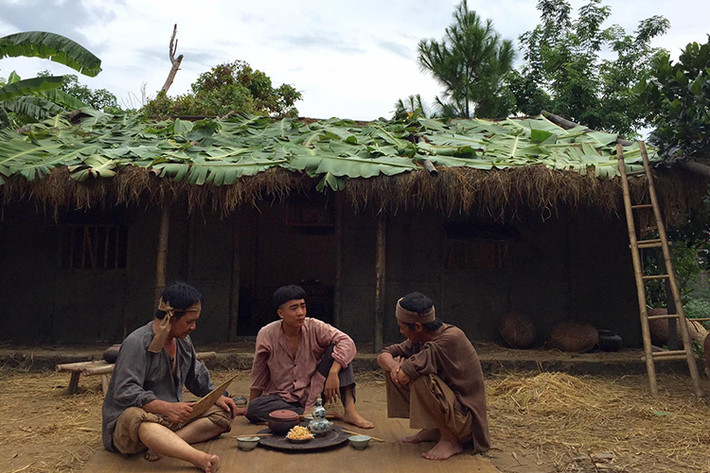 Nội dung phim “Bờm” kể về gia đình nhà Bờm gồm 3 thế hệ: ông Bờm (NSND Bùi Bài Bình), bố Bờm (nghệ sĩ Quang Tèo) và Bờm (Đỗ Duy Nam). Gia đình này có một mảnh đất bé nhưng lại chắn trước cửa nhà Phú ông giàu có. (Ảnh: Facebook đạo diễn Phạm Đông Hồng)