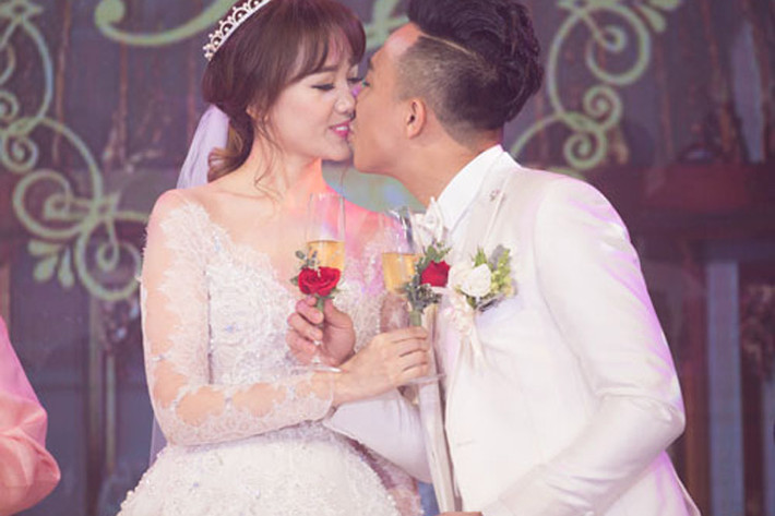 Trấn Thành - Hari Won hôn nhau ngọt ngào khi cùng uống rượu giao bôi trong đám cưới cổ tích. (Ảnh: Dân Việt)