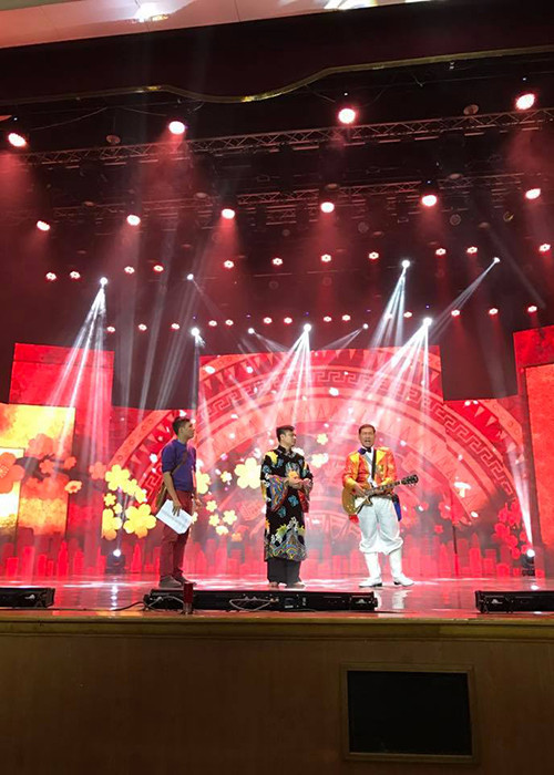 Hình ảnh nghệ sĩ Tự Long (ở giữa) và nghệ sĩ Quang Thắng trong một tiểu phẩm của chương trình. (Ảnh: Facebook Minh Quân)
