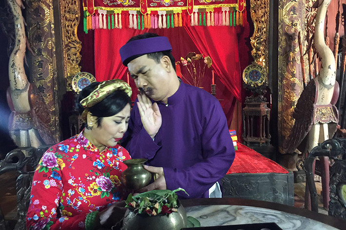 Hình ảnh Đức Khuê bên nghệ sĩ Minh Hằng vai vợ quan tri phủ cũ ở hậu trường phần 4 của “Chôn nhời”. (Ảnh: Facebook đạo diễn Phạm Đông Hồng)