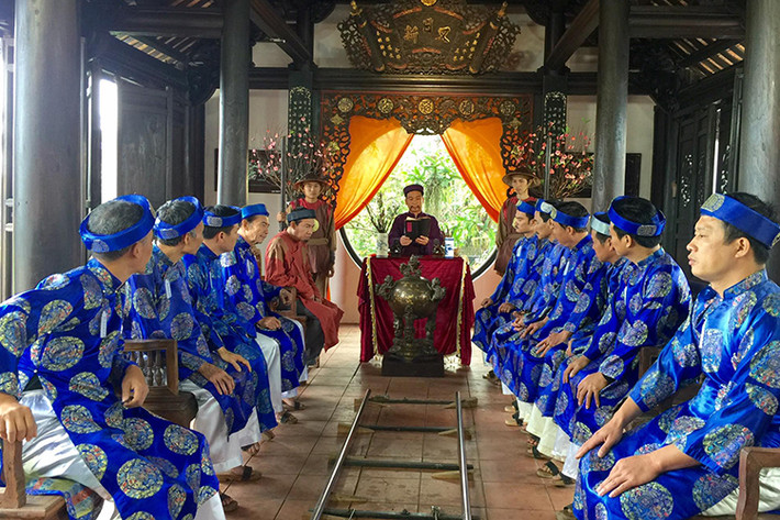 Việc nhân vật của Đức Khuê được điều về làm tân tri phủ đã nảy sinh hàng loạt mâu thuẫn trong phim bởi Bợm vốn là người cung phụng vợ chồng tri phủ nhiều năm nhưng không được ngồi vào chiếc ghế quyền lực này. (Ảnh: Facebook đạo diễn Phạm Đông Hồng)