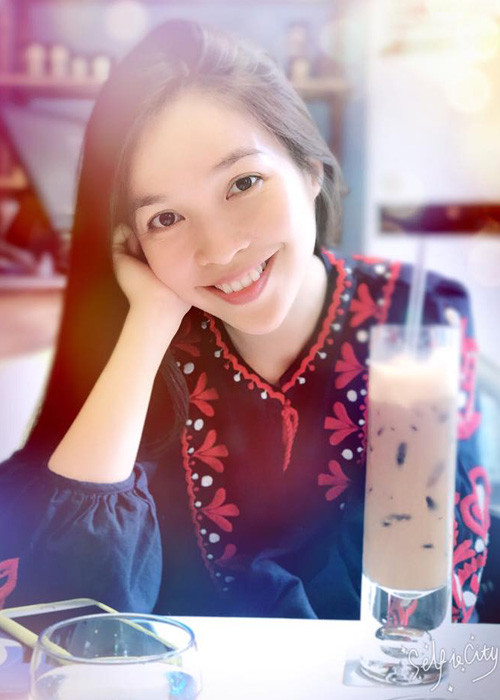 Ngắm loạt ảnh đời thường của giọng ca “Nhật ký của mẹ”, nhiều người phải ngỡ ngàng khi biết tuổi thật của cô. (Ảnh: Facebook nhân vật)