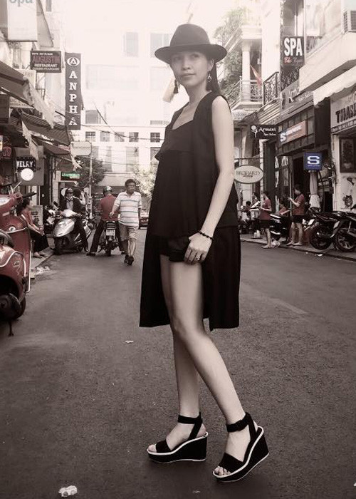 Ngoài vòng eo con kiến, nữ ca sĩ sinh năm 1981 còn sở hữu đôi chân thon gợi cảm. (Ảnh: Facebook nhân vật)