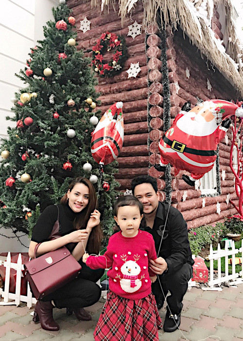 Nhân dịp công tác ở Hà Nội, diễn viên Trang Nhung cùng chồng đưa con gái Vani thăm ông bà nội và đón Giáng sinh ở thủ đô. (Ảnh: Facebook nhân vật)