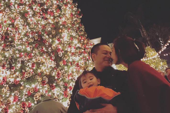 Diễn viên Kim Hiền cùng ông xã, cậu con trai Sonic và cô con gái Yvona tận hưởng một đêm Noel vui vẻ ở xứ cờ hoa. (Ảnh: Facebook nhân vật)
