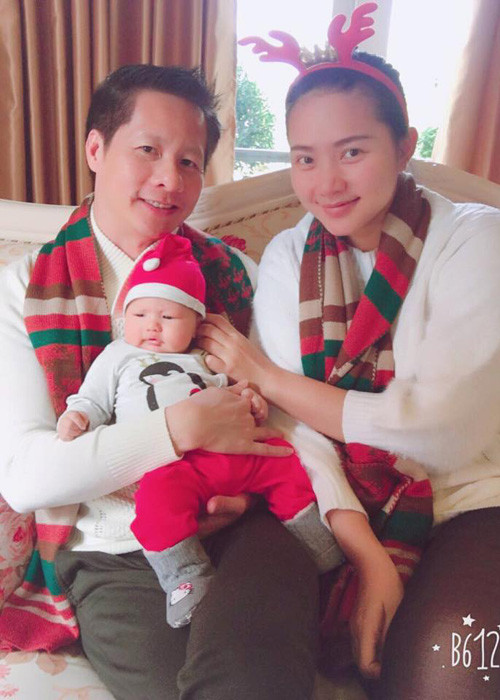 Vợ chồng Phan Như Thảo - đại gia Đức An diện đồ đôi và cùng cô con gái Bồ Câu đón Giáng sinh an lành, hạnh phúc ở nhà riêng. (Ảnh: Facebook nhân vật)