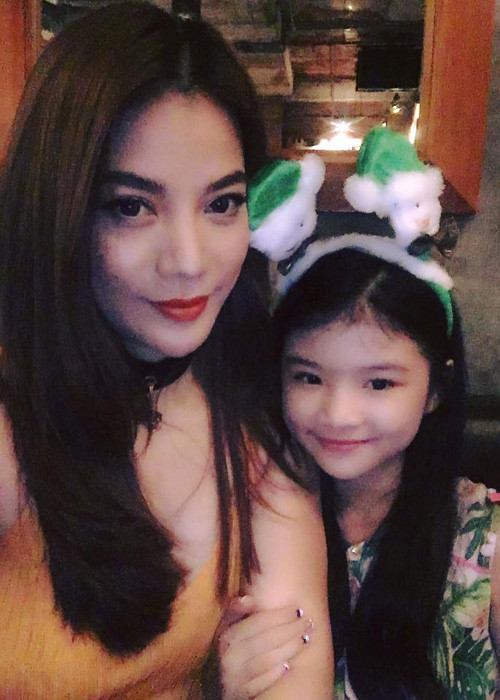 Trong đêm Giáng sinh năm nay, nữ diễn viên Trương Ngọc Ánh dành thời gian cho cô con gái Bảo Tiên. (Ảnh: Facebook nhân vật)
