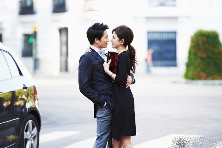 Đa số đàn ông thành đạt mong cưới được người vợ truyền thống, thủy chung, giàu đức hi sinh giống như Cự Giải. Có “hậu phương” vững chắc như cô nàng, các chàng mới yên tâm rong ruổi trên con đường sự nghiệp của mình. Dù không thông thạo “chuyện chính sự” nhưng người vợ Cự Giải chắc chắn sẽ là chỗ dựa tinh thần vững chắc cho các "đấng phu quân".