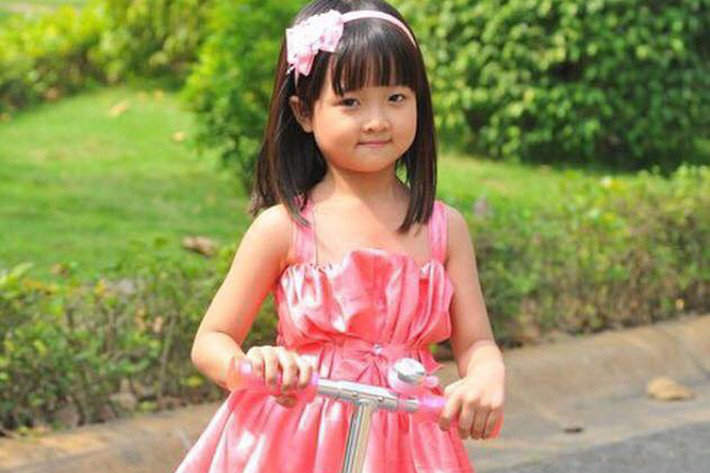 Diễn viên nhí Thanh Mỹ sinh năm 2005 trong một gia đình có bố mẹ không làm nghệ thuật. Lúc 2-3 tuổi, em đã rất thích nhập vai nhân vật mỗi lần nghe mẹ kể chuyện. (Ảnh: Facebook nhân vật)