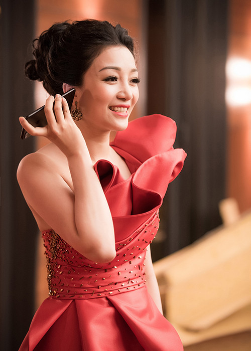 Mới nhất, “Họa mi bán cổ điển” góp mặt trong một đêm nhạc tại Hà Nội do nhạc sĩ Quốc Trung làm tổng đạo diễn. Tham dự sự kiện, cô diện bộ đầm đỏ lệch vai của NTK Lê Hoàng Hải.