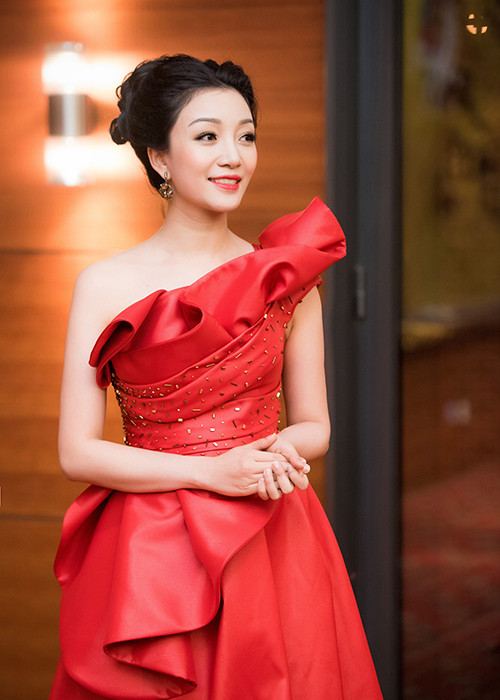 Gần đây, nữ ca sĩ sinh năm 1982 cũng vừa tham gia đêm diễn Giáng sinh tại nhà thờ Thái Hà cùng các show dạ tiệc cuối năm.