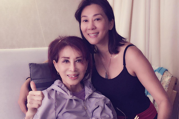 Mới đây, bà Đặng Tuyết Mai - mẹ ruột của MC Kỳ Duyên đã qua đời tại Mỹ ở tuổi 74 vì căn bệnh ung thư phổi. (Ảnh: Facebook MC Kỳ Duyên)