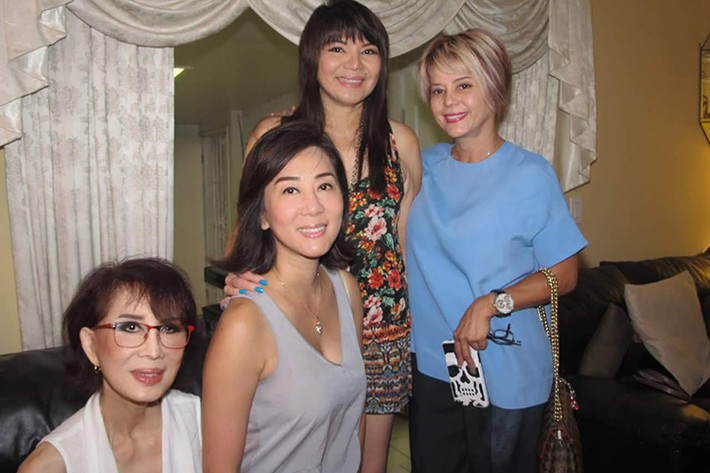 Trước khi kết hôn với bố đẻ của MC Kỳ Duyên, bà Tuyết Mai từng là một tiếp viên hàng không (Ảnh: Facebook MC Kỳ Duyên)