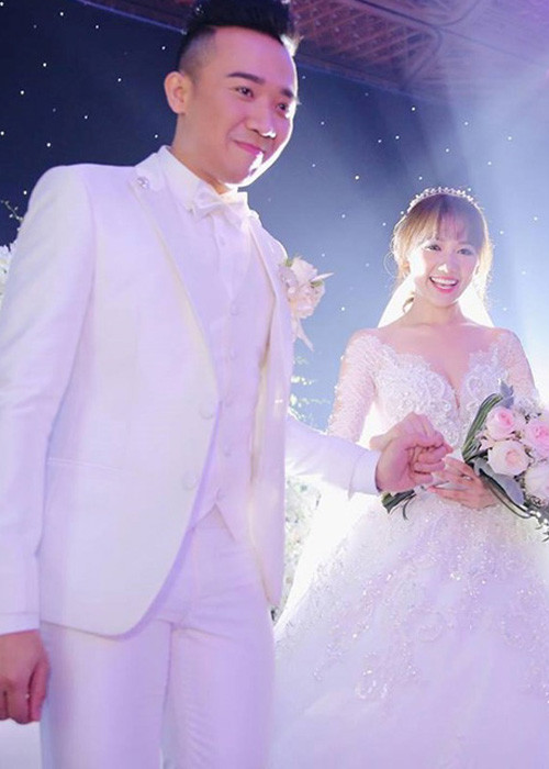 Trấn Thành từng chia sẻ anh đã có ý định tử tự còn bạn gái bị trầm cảm vì những sóng gió tình cảm. Tuy nhiên, vượt qua bão dư luận, mới đây, cặp đôi đã chính thức nên duyên vợ chồng bằng một đám cưới hoành tráng. (Ảnh: Zing)