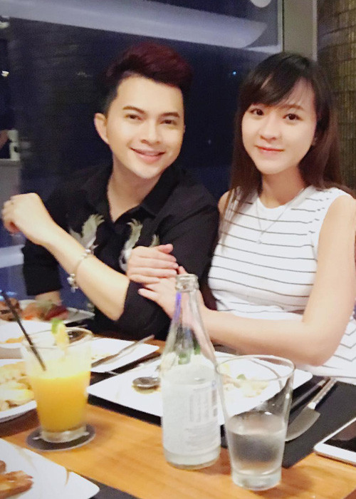 Được biết, Nam Cường - Phương Thảo kết hôn tháng 3/2016. Cặp đôi đã có 2 năm tìm hiểu trước khi tiến tới hôn nhân. Bà xã nam ca sĩ không làm nghệ thuật mà làm trong lĩnh vực ngân hàng. (Ảnh: Facebook nhân vật)
