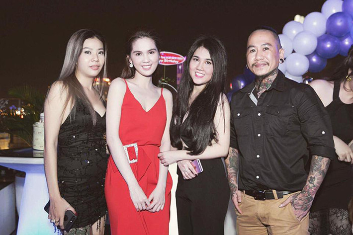 Xuất hiện tại bữa tiệc, Ngọc Trinh diện chiếc váy hai dây gợi cảm tông màu đỏ rực. (Ảnh: Facebook chị gái Ngọc Trinh)