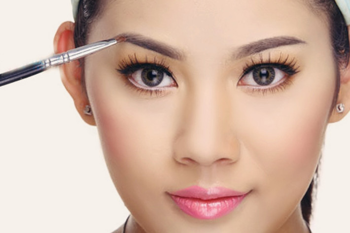 4. Lông mày hình lưỡi kiếm. Đặc điểm dễ nhận thấy của kiểu lông mày này là cặp lông mày rộng, chân mày hướng thẳng lên trên, không bị rối và gấp khúc, trông giống như hai thanh kiếm trên khuôn mặt. Người có tướng lông mày hình lưỡi kiếm thích hợp với công việc kinh doanh buôn bán. Bên cạnh đó, người này coi trọng danh dự, hành hiệp trượng nghĩa, tài trí song toàn nên được nhiều người yêu mến.