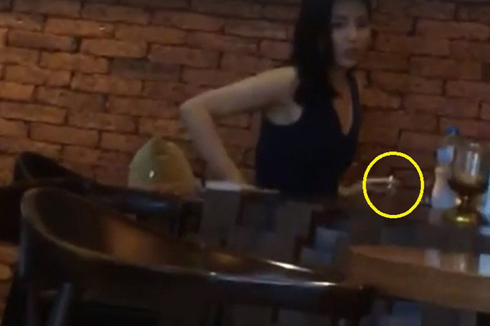 Trước đó, vào tháng 7/2016, Kỳ Duyên đã bị ghi lại khoảnh khắc hút thuốc nơi công cộng, khiến dư luận phản ứng mạnh mẽ đến mức đòi cô trả lại vương miện Hoa hậu Việt Nam 2014. (Ảnh: Vntinnhanh)