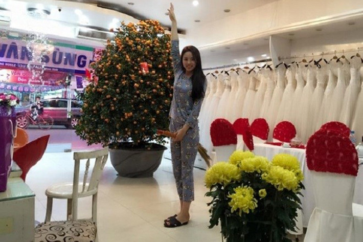 Đầu năm 2015, bức ảnh Kỳ Duyên tạo dáng với cây chổi quét nhà cũng vấp phải những ý kiến trái chiều từ cư dân mạng. Bên cạnh lời bình luận thích thú với sự nhí nhảnh của Kỳ Duyên, không ít ý kiến cho rằng hình ảnh có phần phản cảm. (Ảnh: Pháp luật Việt Nam)