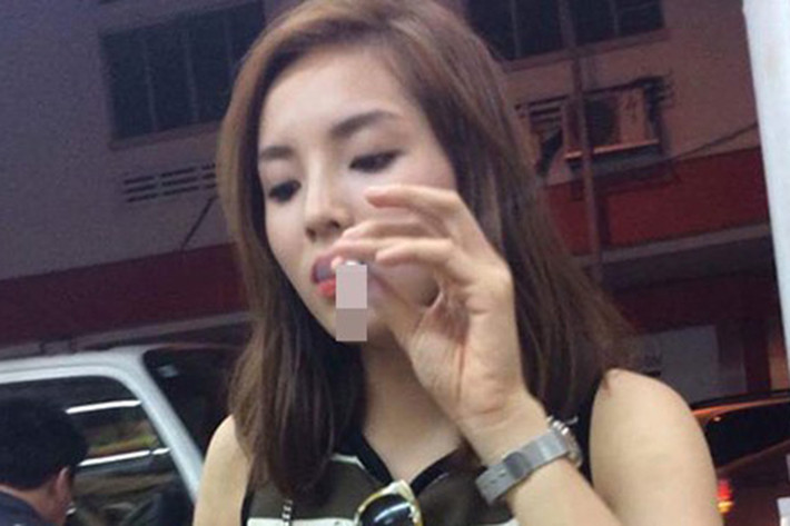 Gần đây, Hoa hậu Kỳ Duyên bị cư dân mạng chỉ trích khi để lộ hình ảnh hút thuốc ở một cửa hàng. Đây là hình ảnh được chụp gần một năm trước khi cô cùng bạn bè đi du lịch ở nước ngoài. (Ảnh: Zing)