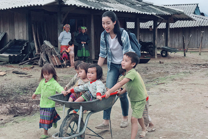 Hình ảnh Đỗ Mỹ Linh thực hiện dự án nhân ái gây xúc động. Đông đảo khán giả gửi lời động viên cô.