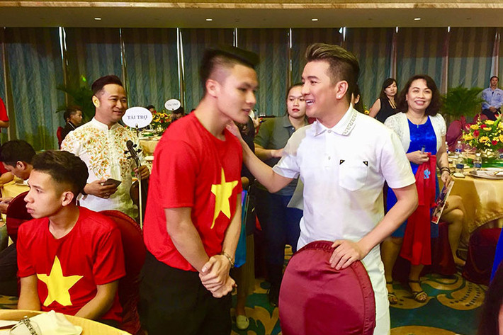 Quang Hải lễ phép chào hỏi Mr Đàm. Cách đây ít này, cả hai đã có dịp gặp gỡ ở đêm Gala vinh danh đội tuyển Việt Nam.