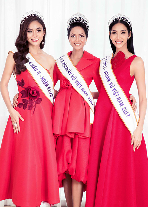 Các người đẹp Hoa hậu Hoàn vũ Việt Nam 2017 diện trang phục màu đỏ nổi bật của nhà thiết kế Đỗ Mạnh Cường.