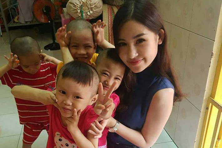 Hình ảnh Ngân Anh tham gia hoạt động từ thiện sau khi đoạt vương miện Hoa hậu Đại dương 2017.