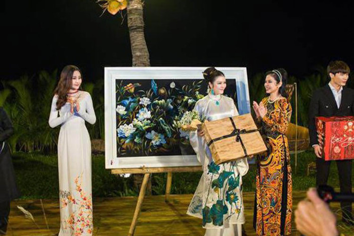 Ngân Anh phân trần khi được MC hỏi chiếc áo dài sẽ được đấu giá cao bao nhiêu, cô mong áo bán được với giá là 700 triệu đồng.