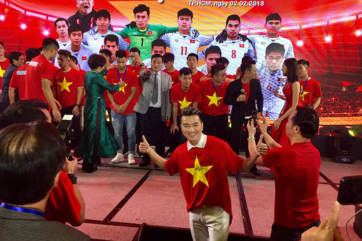 Đàm Vĩnh Hưng từng chia sẻ khi gặp U23 Việt Nam: "Mấy chú em cầu thủ cực kỳ dễ thương! Có em còn gọi tôi là soái ca tới kìa! Có em nói cám ơn .... chú đã ủng hộ bọn cháu!".