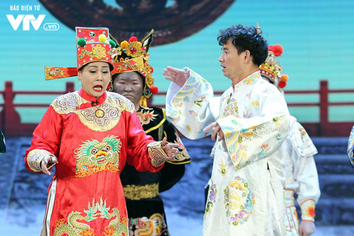 Đóng vai Nam Tào trong Táo quân 2018, nghệ sĩ Xuân Bắc khoác lên mình bộ trang phục màu trắng thêu họa tiết sặc sỡ. Ảnh: VTV