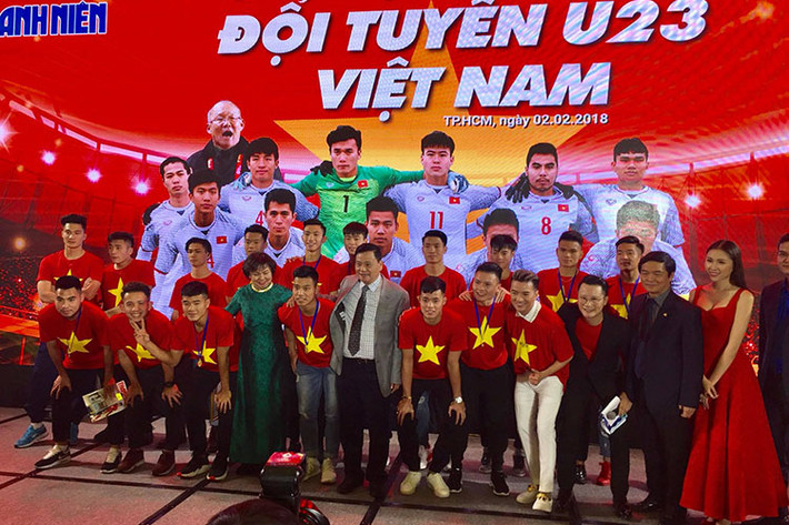 Mr Đàm chụp ảnh cùng dàn cầu thủ của U23 Việt Nam và các khách mời của sự kiện vào tối ngày 2/2.