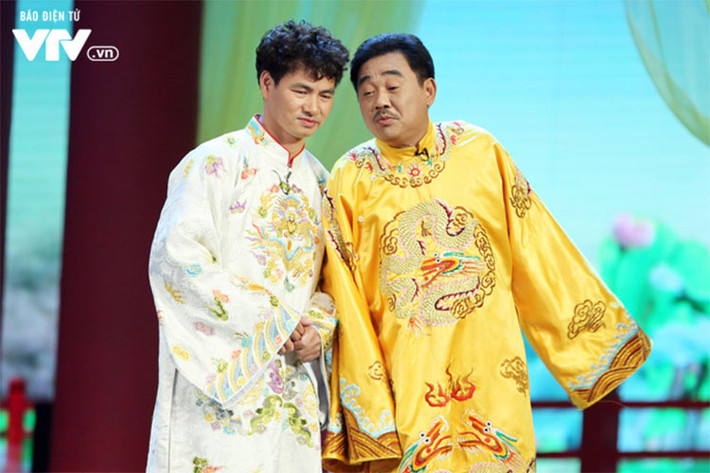 Buổi ghi hình đầu tiên của Táo quân 2018 diễn ra vào tối ngày 2/2. Tạo hình của các nghệ sĩ cũng được hé lộ. Trong ảnh, nghệ sĩ Quốc Khánh diện bộ long bào màu vàng như mọi năm. Ảnh: VTV
