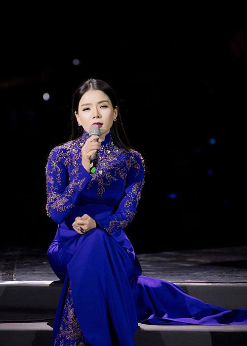 Hot Face sao Việt 24h: Lệ Quyên trải lòng sau ồn ào thu nhập 3 triệu đô/ năm: “Việc của em là cứ hát hay và thật xinh. Ngang trái và thị phi để dành cho người khác. Em mong manh, yếu đuối, luôn mong được khán giả yêu thương”.