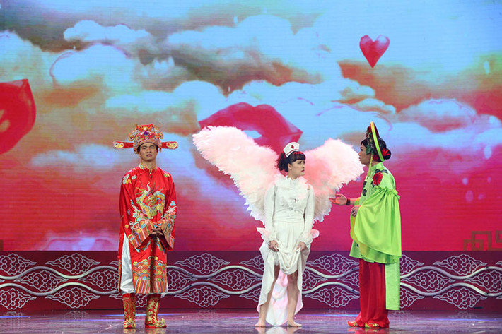 Ngoài Công Lý, tạo hình của Vân Dung cũng gây chú ý. Cô đeo cánh thiên thần khi đóng vai Táo Y tế. Ảnh: VFC