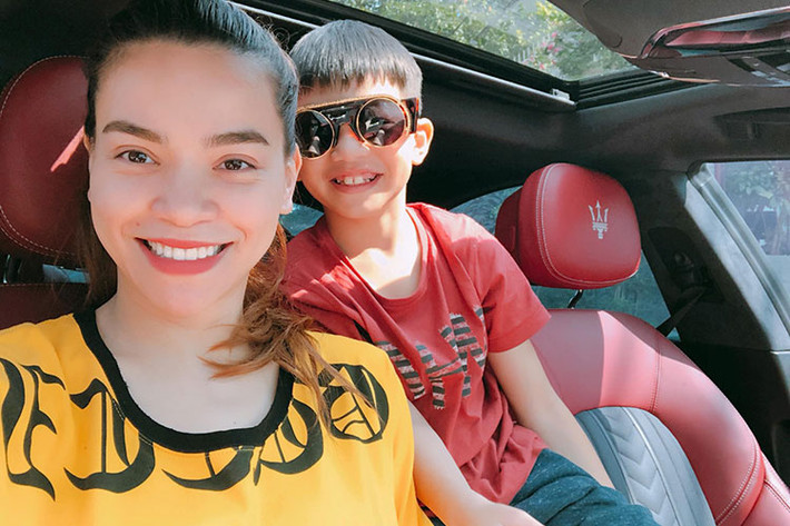 Hot Face sao Việt 24h: Hồ Ngọc Hà khoe ảnh bên con trai kèm chú thích: “Thứ 7 của bọn mình...áo vàng áo đỏ chứng tỏ yêu nhau”.