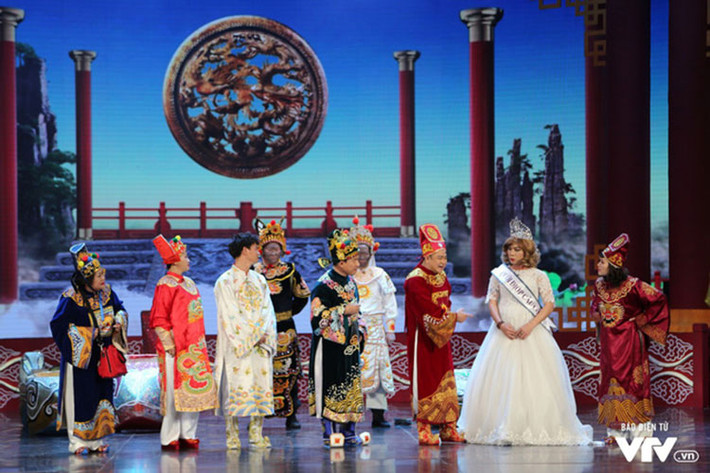 Trong buổi ghi hình đầu tiên, Công Lý còn diện váy trắng bồng bềnh, đội vương miện. Ảnh: VTV