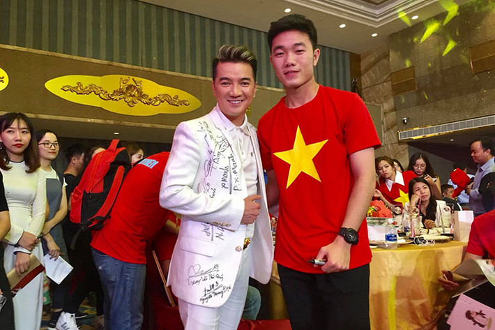 Mr Đàm quyết định đi thêu chữ ký của các cầu thủ trên áo để làm kỷ niệm.