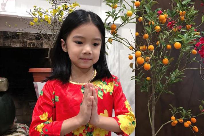 Sao Việt Hồng Ngọc khoe ảnh con gái mặc áo dài chuẩn bị đón Tết.