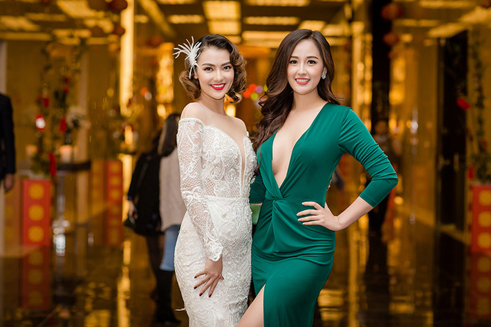 Hình ảnh Mai Phương Thúy đọ sắc cùng "gái một con" Hồng Quế tại sự kiện ở Hà Nội.