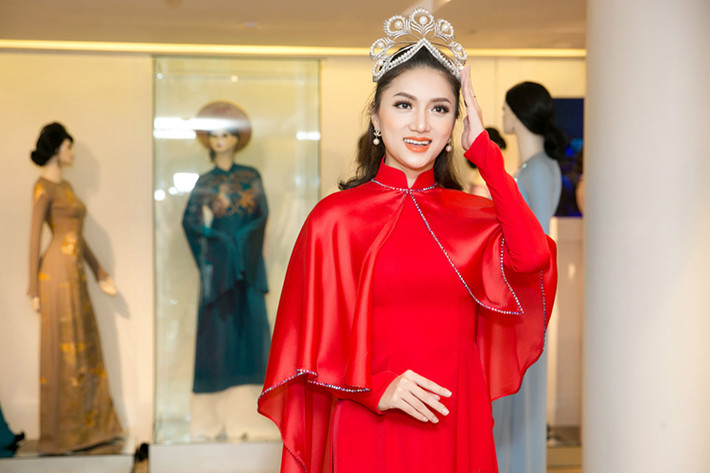 Và trong các loại trang phục phục vụ cho suốt hơn 1 tuần diễn ra cuộc thi, áo dài là trang phục được nữ ca sĩ Hương Giang lựa chọn kĩ lưỡng nhất nhưng rất may mắn khi nữ ca sĩ nhận được sự tư vấn và hỗ trợ của Đàm Vĩnh Hưng.