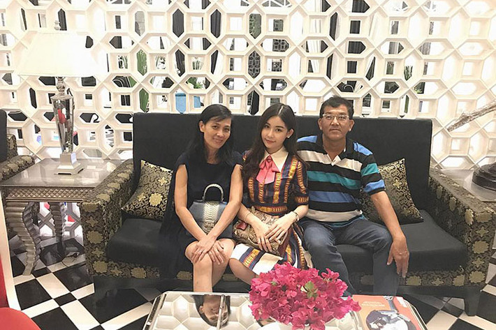 Hình ảnh Ngân Anh bên bố mẹ trong tiệc sinh nhật.