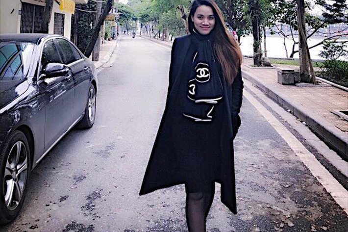 Hot Face sao Việt 24h: Trang Nhung chia sẻ: “Đi tí việc, tiện thể check-in 1 cái ảnh sau khi sinh cho có không khí Tết chứ Tết này em ở nhà với mấy bạn gấu thôi”.