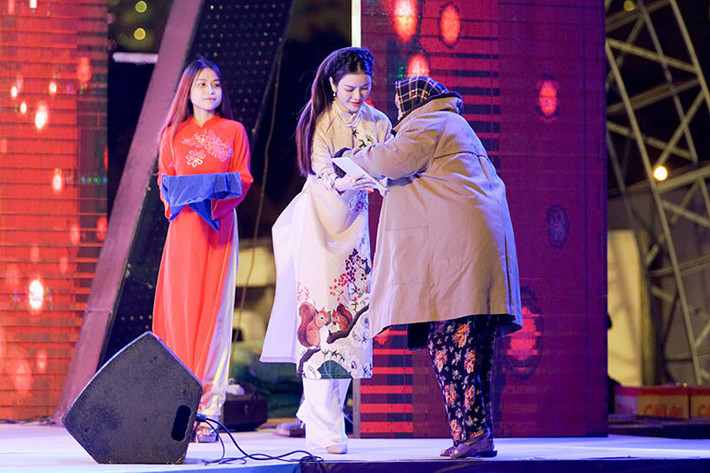 Lý Nhã Kỳ là một người có tấm lòng nhân ái. Cô tham gia không ít hoạt động từ thiện. Ảnh: Nhân Phạm