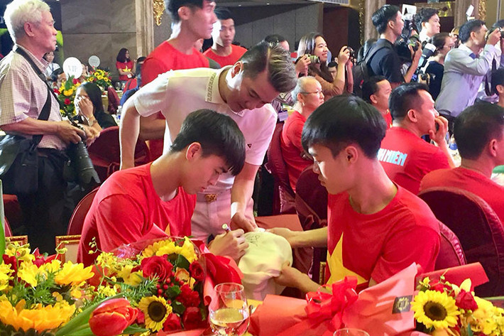 Tại sự kiện, Mr Đàm không ngần ngại đến từng bàn để xin chữ ký của các cầu thủ.