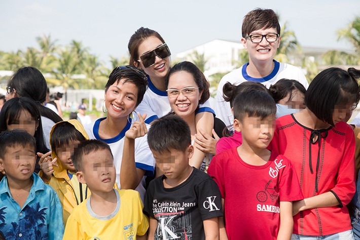 H’hen Niê viết: “Tròn một tháng đăng quang Hoa hậu Hoàn vũ Việt Nam, đối với Hen đây là những khoảnh khắc đẹp nhất trong cuộc đời. Hen rất vui và hạnh phúc khi nhận được tình cảm và sự yêu quý của mọi người”.