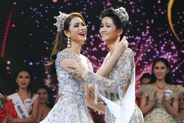 Cách đây không lâu, Phạm Hương đã trao vương miện Hoa hậu Hoàn vũ Việt Nam cho người kế nhiệm là H'hen Niê. Ảnh: Ngoisao