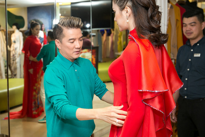Bên cạnh việc tập luyện thể hình, chăm sóc nhan sắc, rèn luyện catwalk, ngoại ngữ... trang phục cũng là một trong những yếu tố quan trọng Hương Giang đặc biệt quan tâm. Nữ ca sĩ đang nhận được sự hỗ trợ của nhiều NTK nổi tiếng trong nước như Lê Thanh Hoà, Đỗ Long..